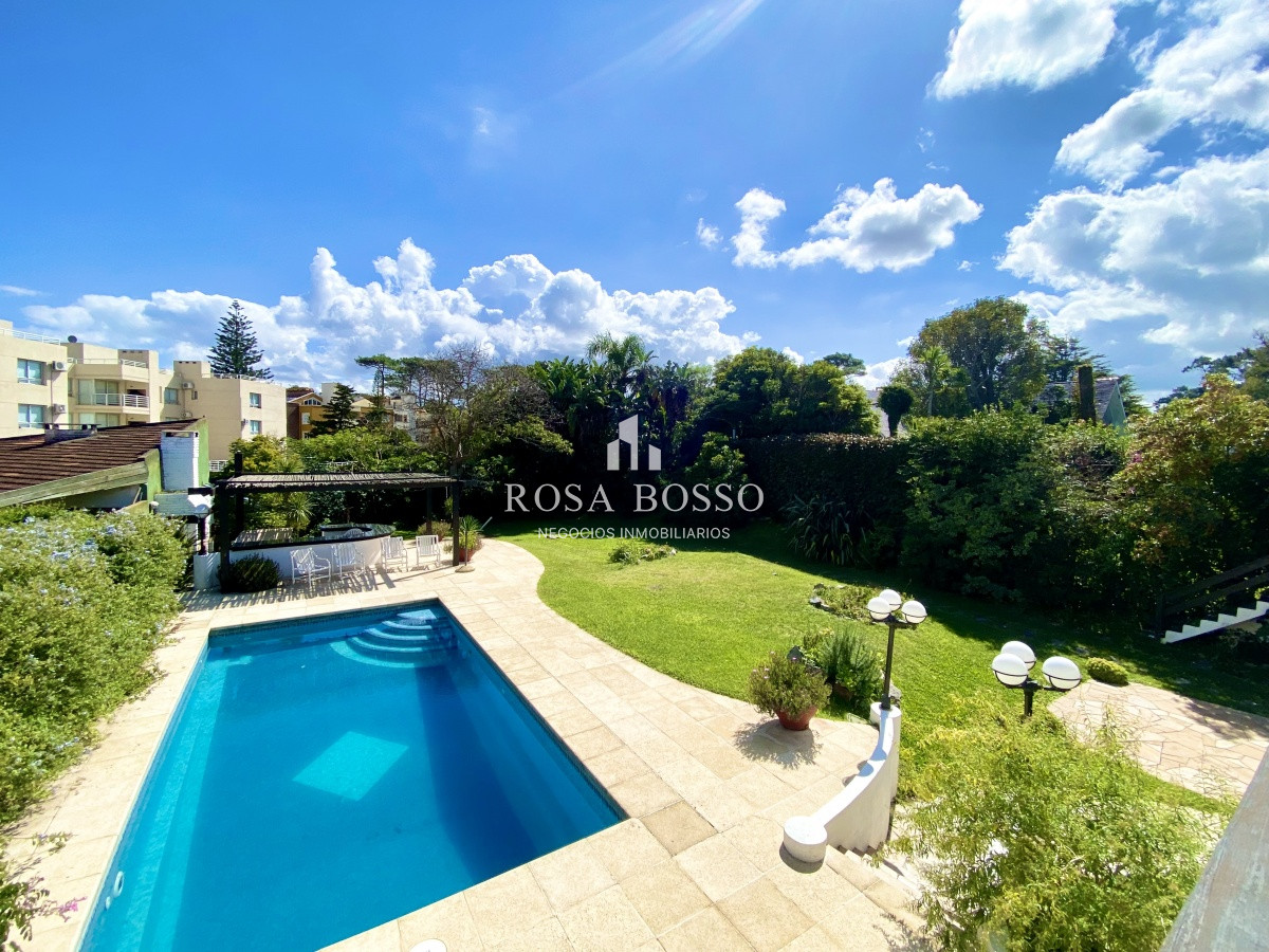 Apartamento ID.3640 - Casa en venta de 3 dormitorio,4 baños parque Parrillero garaje