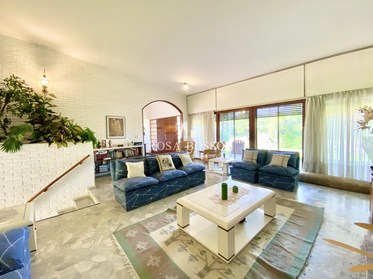 Apartamento ID.3640 - Casa en venta de 3 dormitorio,4 baños parque Parrillero garaje