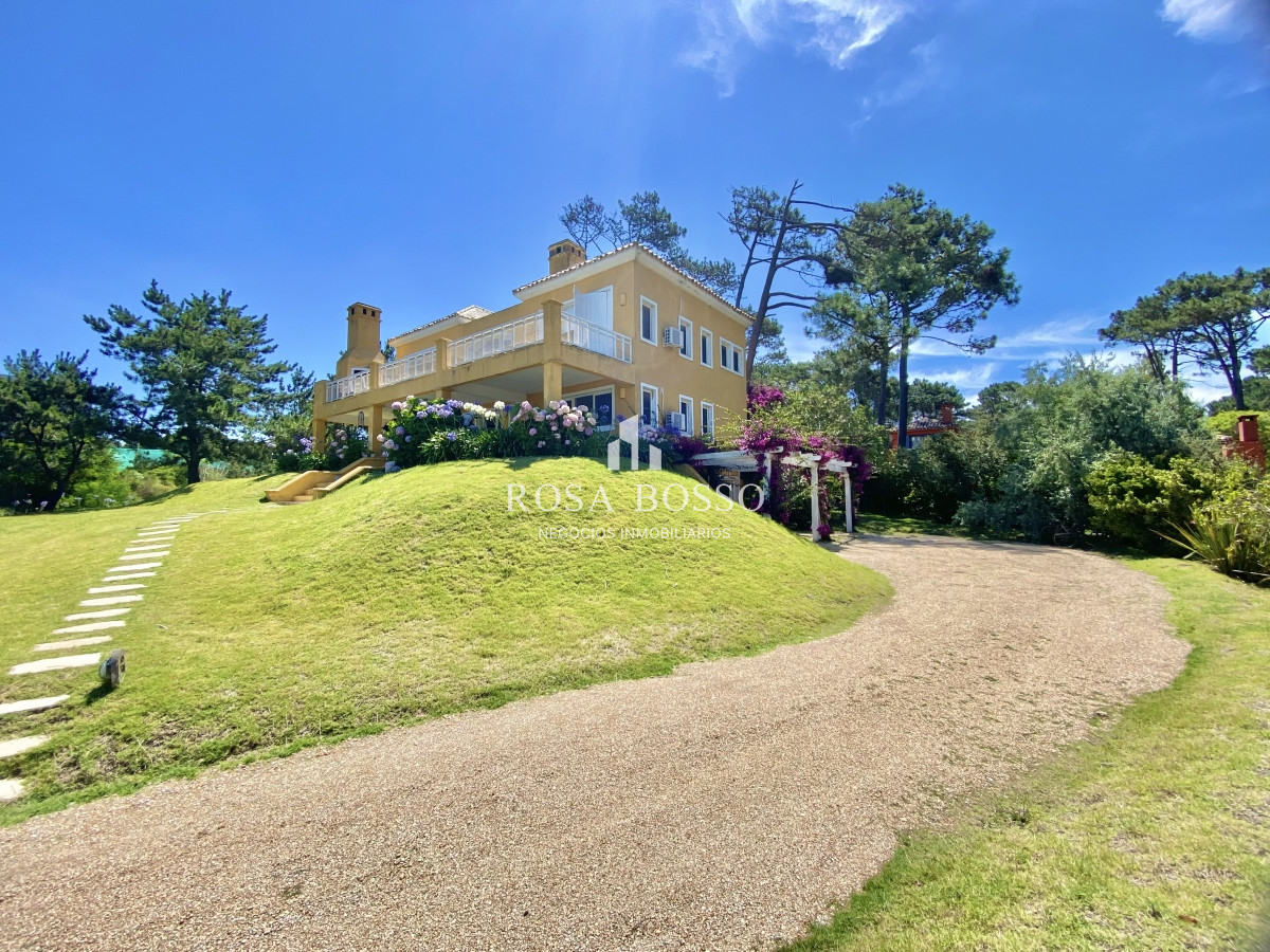 Casa ID.3374 - Casa Venta 6 dormitorios La Barra Punta del Este