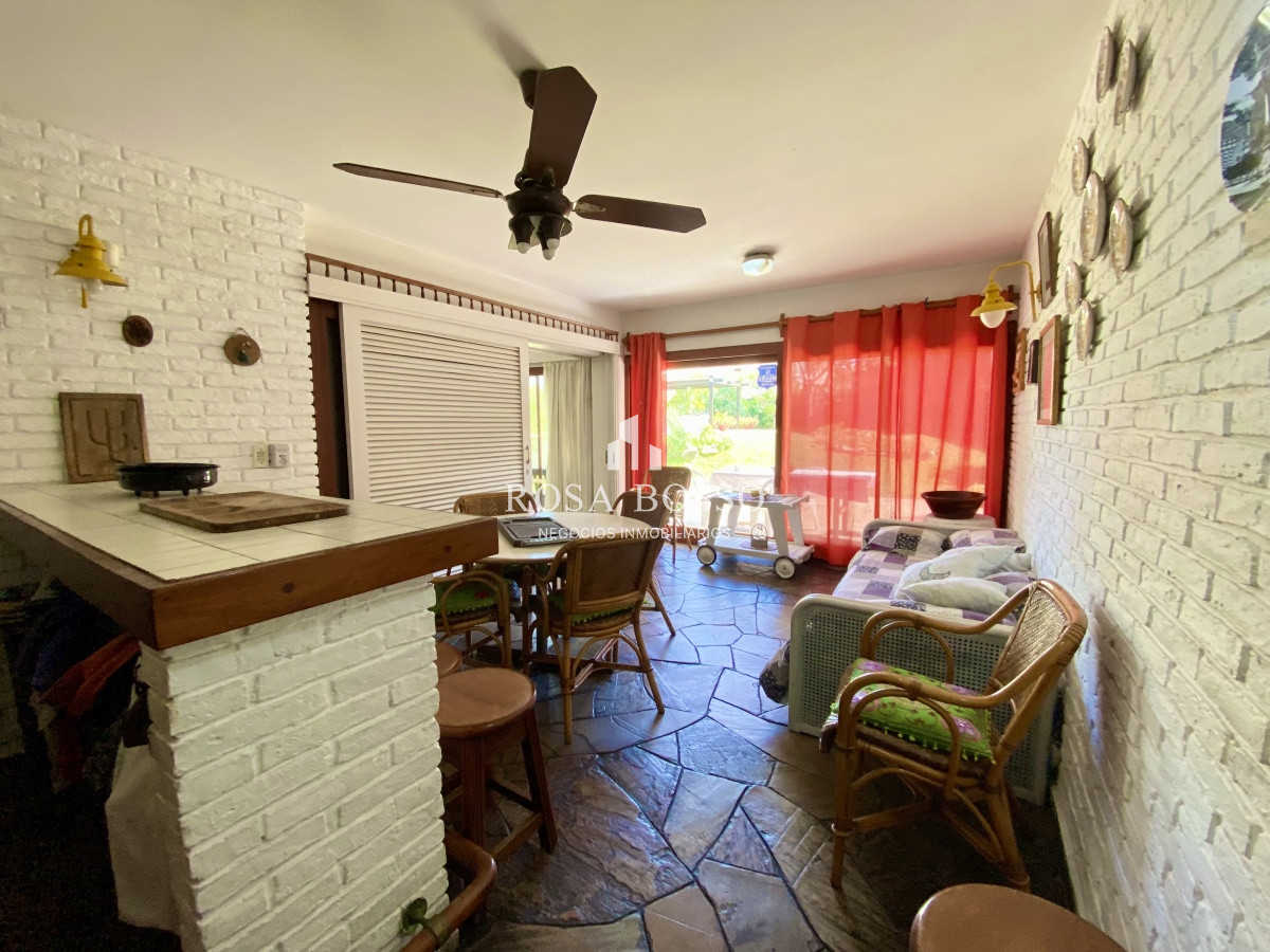 Apartamento ID.3640 - Casa en venta de 3 dormitorio,4 baños parque Parrillero garaje