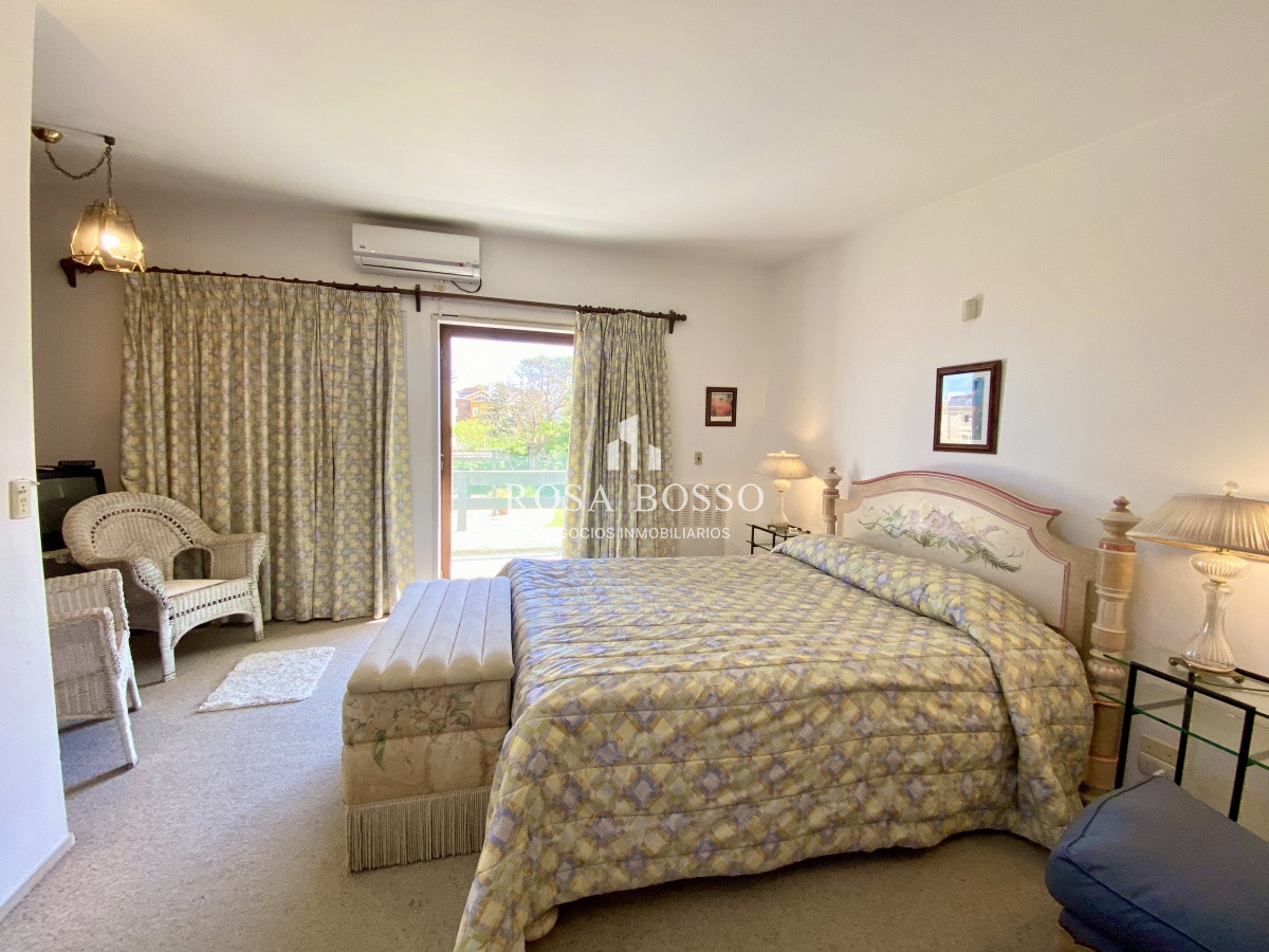 Apartamento ID.3640 - Casa en venta de 3 dormitorio,4 baños parque Parrillero garaje