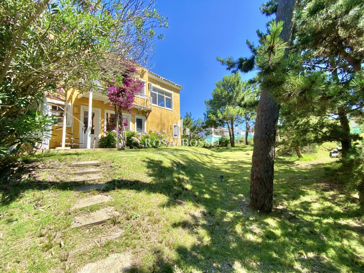 Casa ID.3374 - Casa Venta 6 dormitorios La Barra Punta del Este