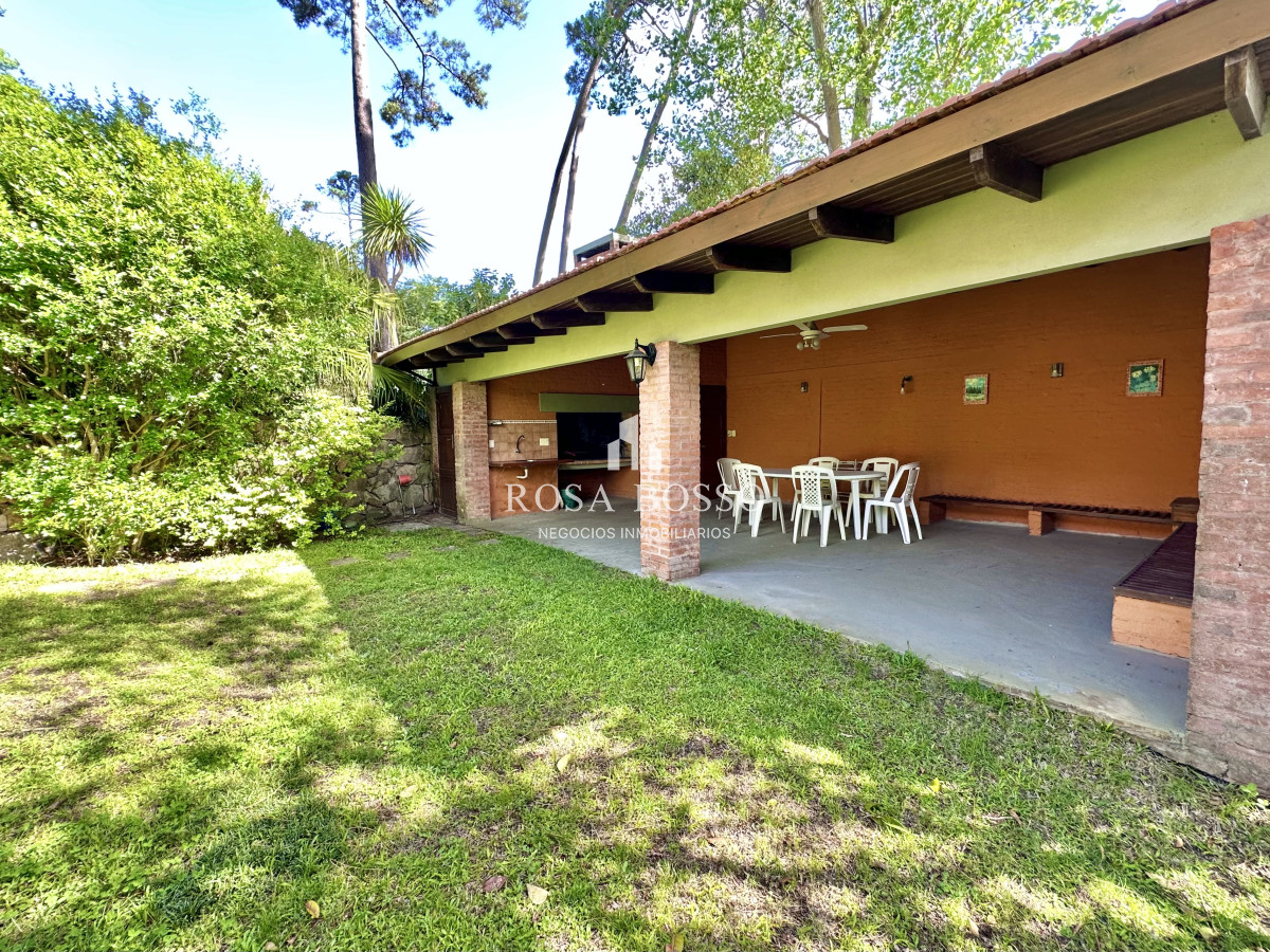 Apartamento ID.9831 - Casa Venta 4 dormitorios Cantegril Punta del Este