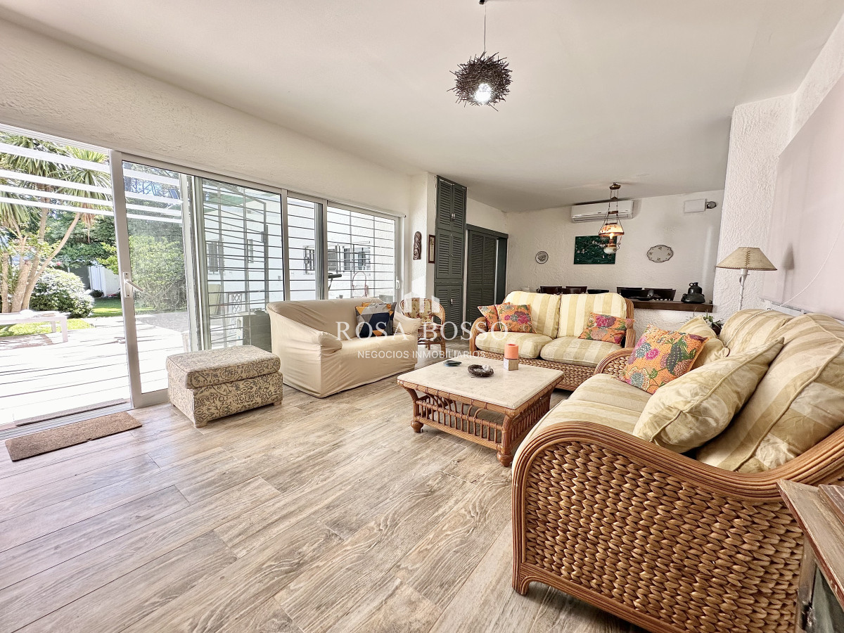 Casa ID.9504 - Casa Venta 5 dormitorios Cantegril Punta del Este