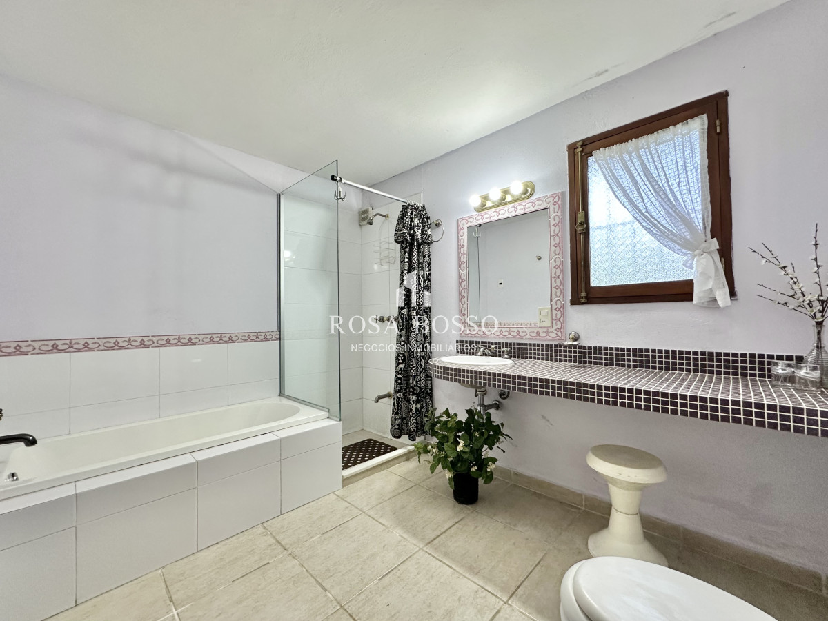 Apartamento ID.9831 - Casa Venta 4 dormitorios Cantegril Punta del Este