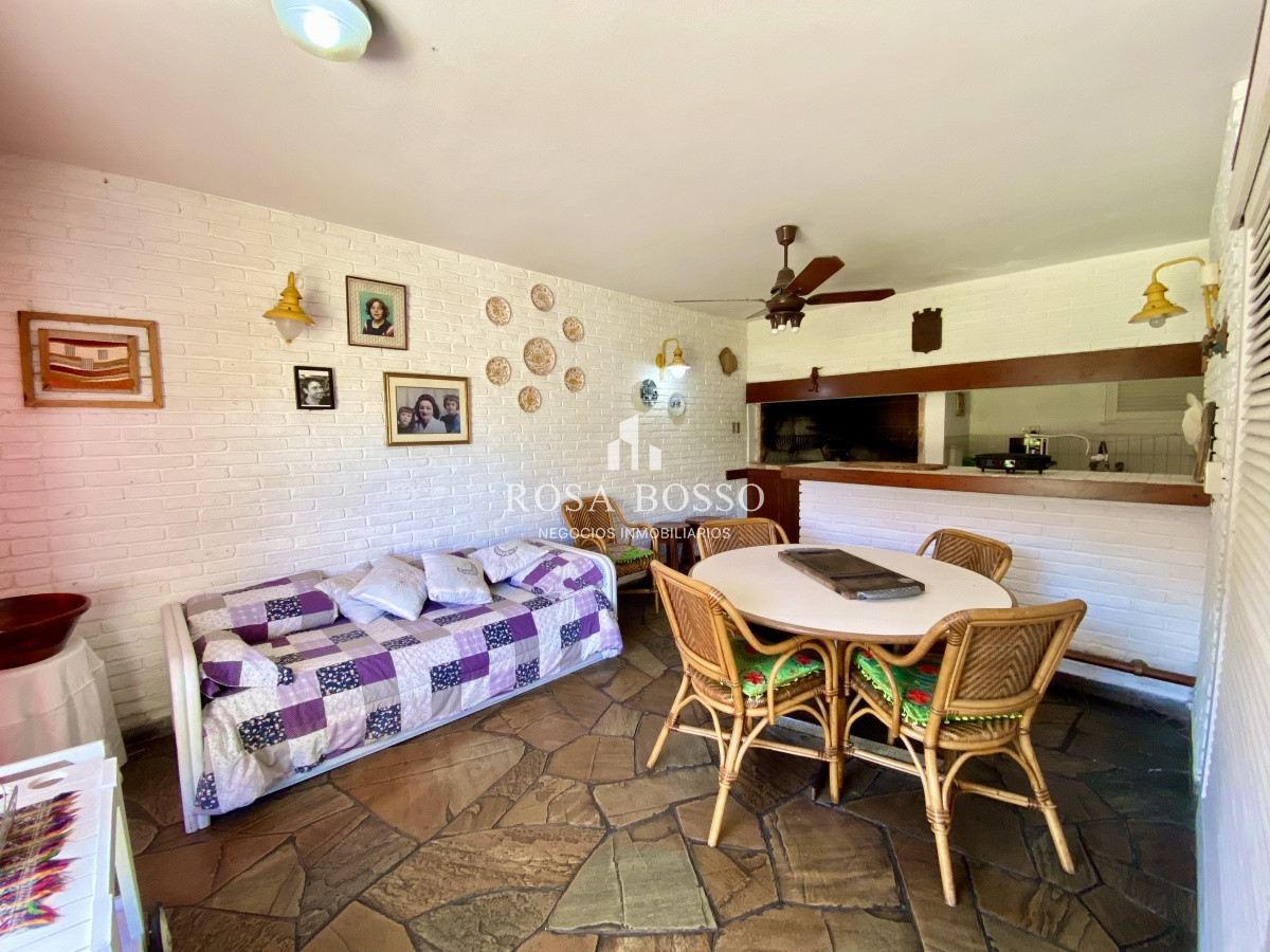 Apartamento ID.3640 - Casa en venta de 3 dormitorio,4 baños parque Parrillero garaje