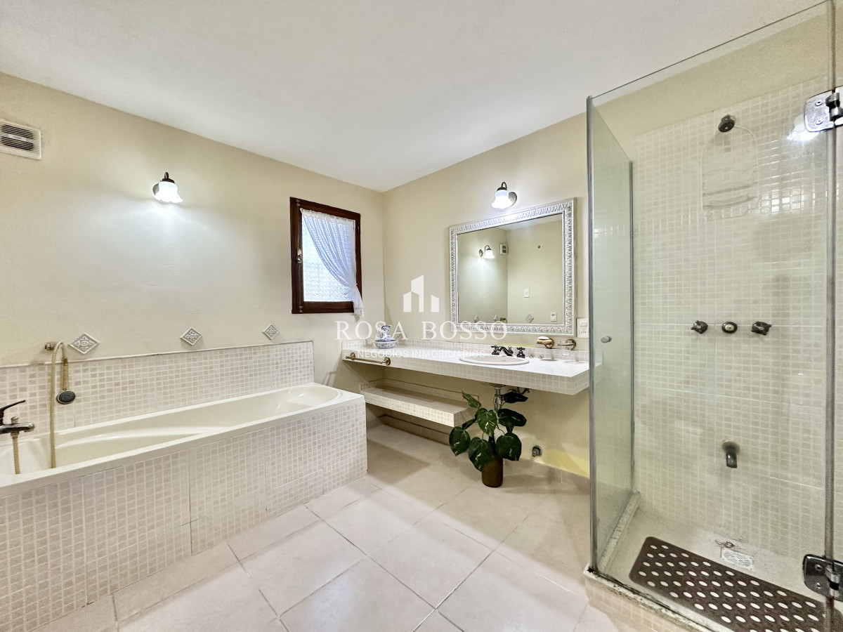 Apartamento ID.9831 - Casa Venta 4 dormitorios Cantegril Punta del Este