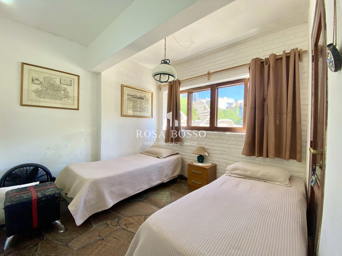 Apartamento ID.3640 - Casa en venta de 3 dormitorio,4 baños parque Parrillero garaje