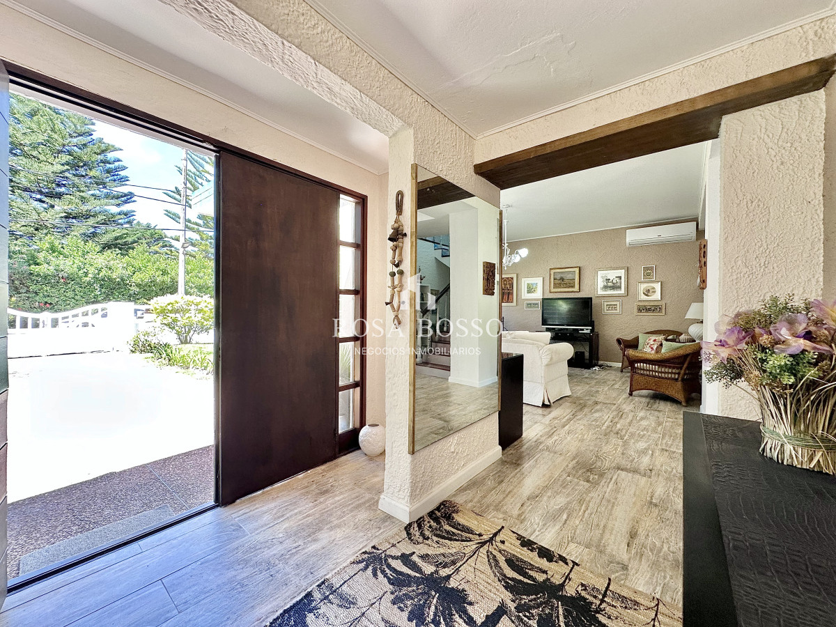 Casa ID.9504 - Casa Venta 5 dormitorios Cantegril Punta del Este