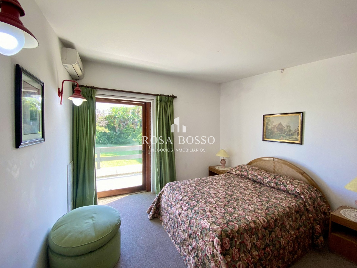 Apartamento ID.3640 - Casa en venta de 3 dormitorio,4 baños parque Parrillero garaje