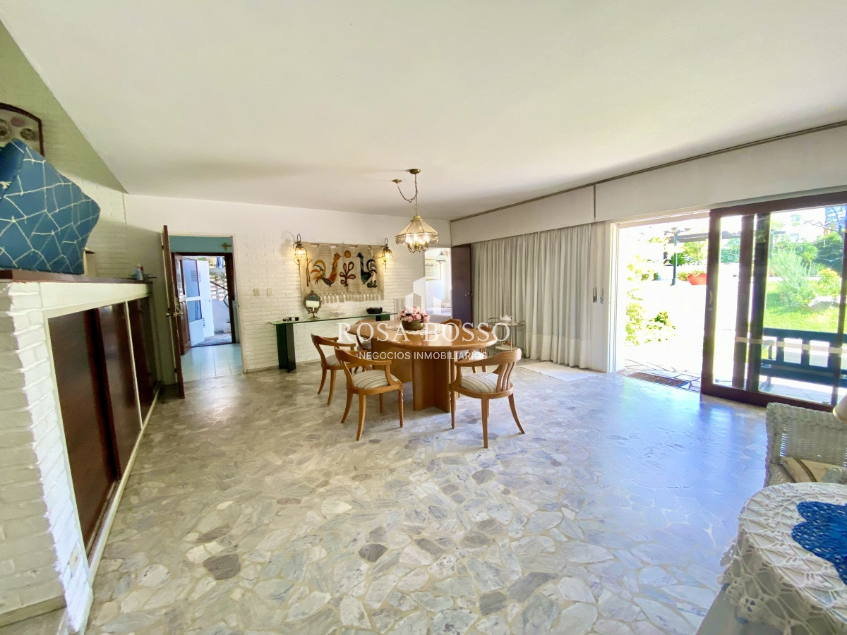 Apartamento ID.3640 - Casa en venta de 3 dormitorio,4 baños parque Parrillero garaje