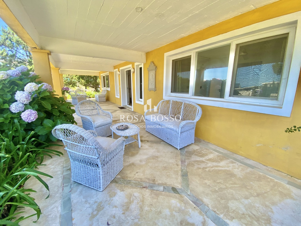 Casa ID.3374 - Casa Venta 6 dormitorios La Barra Punta del Este