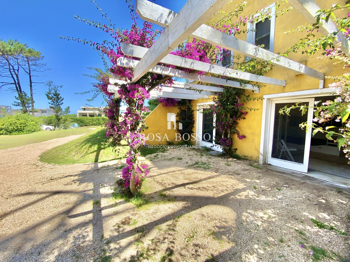 Casa ID.3374 - Casa Venta 6 dormitorios La Barra Punta del Este