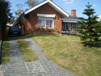 CASA PUNTA DEL ESTE PLAYA MANSA  4 DORMITORIOS 