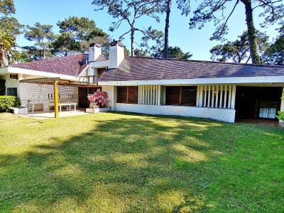 Residencia de categoría en venta en Playa Mansa, Punta del Este