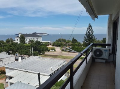 Apto. de 1 dormitorio frente a Playa Mansa con Terraza con vista al mar. Cochera en subsuelo.