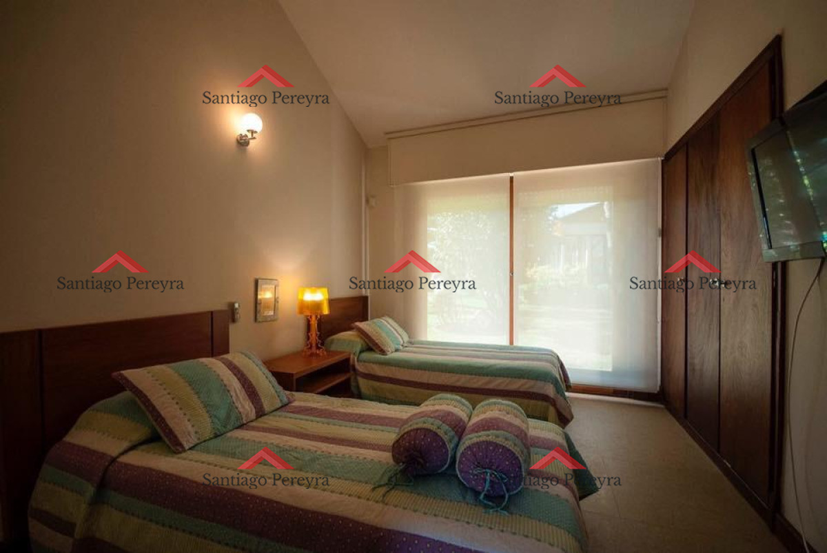 Casa ID.12847 - Espectacular casa a metros del mar. Playa Mansa. 5 dormitorios. 5 baños.
