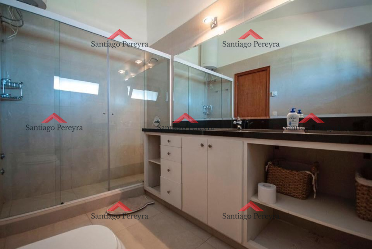Casa ID.12847 - Espectacular casa a metros del mar. Playa Mansa. 5 dormitorios. 5 baños.