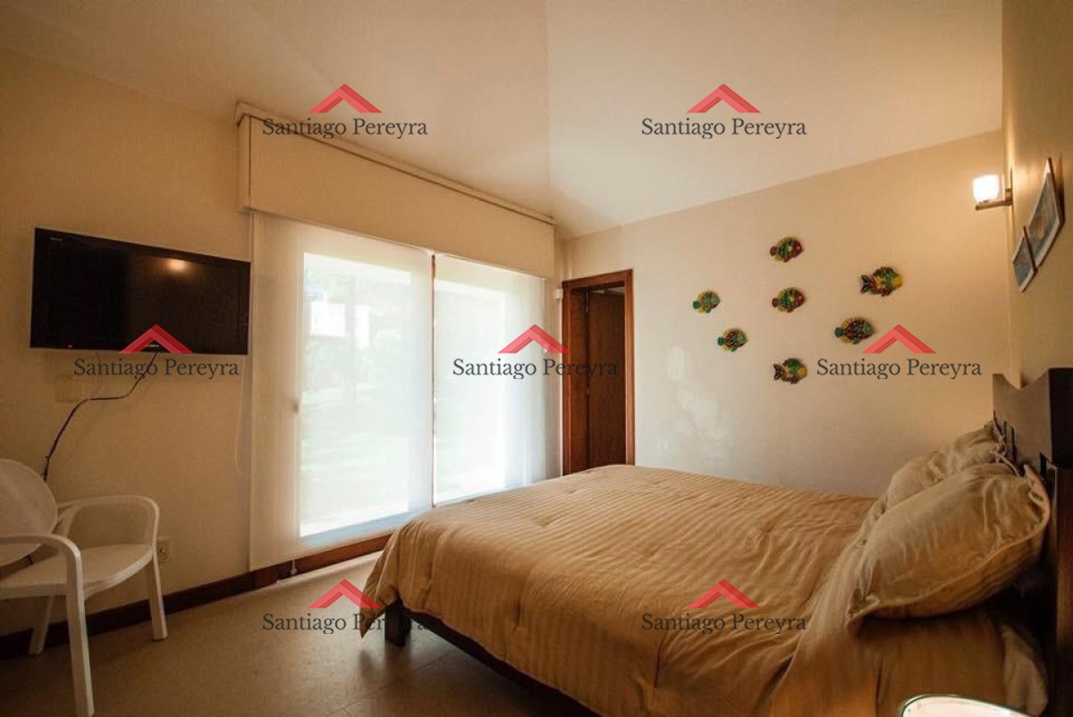 Casa ID.12847 - Espectacular casa a metros del mar. Playa Mansa. 5 dormitorios. 5 baños.