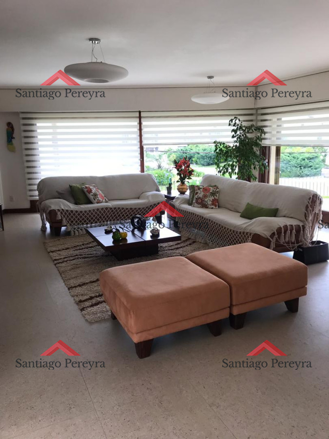 Casa ID.12847 - Espectacular casa a metros del mar. Playa Mansa. 5 dormitorios. 5 baños.