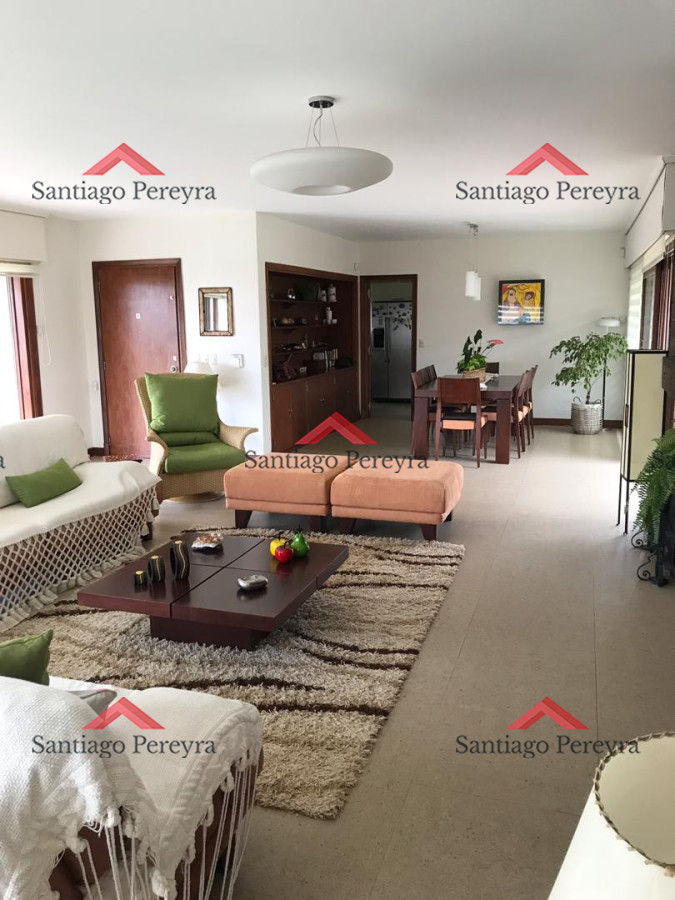 Casa ID.12847 - Espectacular casa a metros del mar. Playa Mansa. 5 dormitorios. 5 baños.