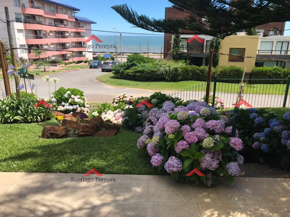 Casa ID.12847 - Espectacular casa a metros del mar. Playa Mansa. 5 dormitorios. 5 baños.