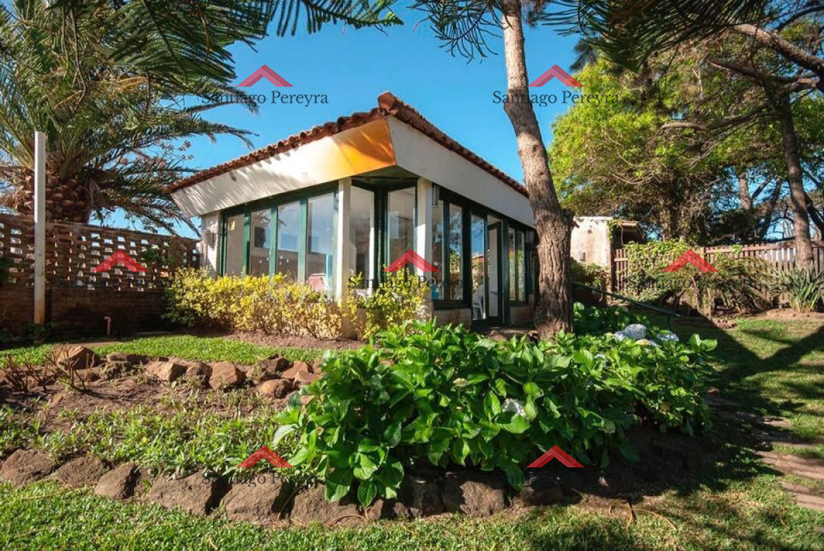 Casa ID.12847 - Espectacular casa a metros del mar. Playa Mansa. 5 dormitorios. 5 baños.