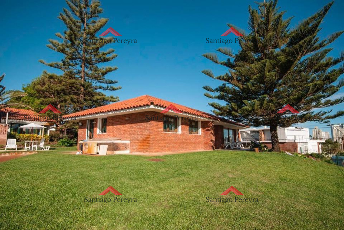 Casa ID.12847 - Espectacular casa a metros del mar. Playa Mansa. 5 dormitorios. 5 baños.