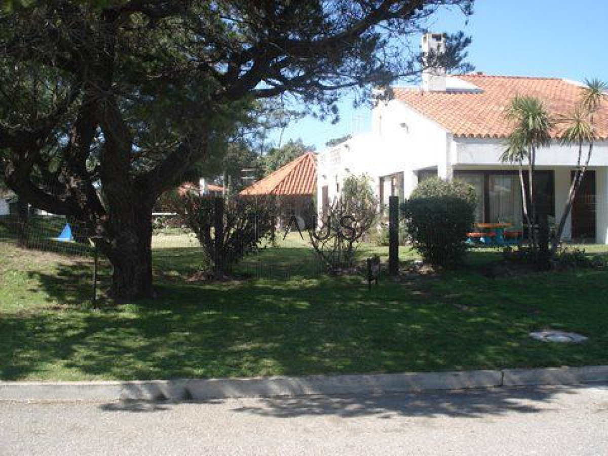 Casa ID.172 - Casa de 4 dormitorios en Alquiler temporada y anual a pasos de Mansa  PUNTA DEL ESTE