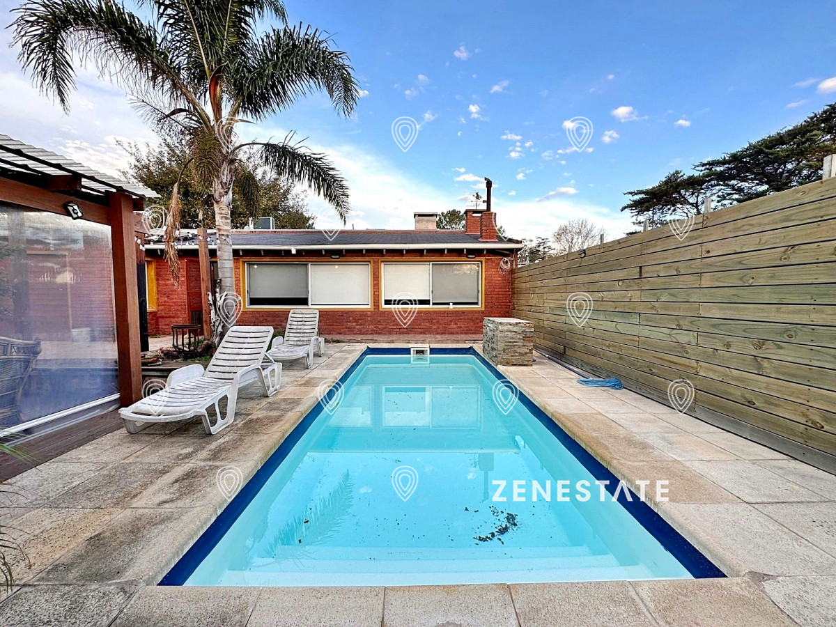 Venta de casa de 4 dormitorios en Playa Mansa, Punta del Este - ZEN4165C