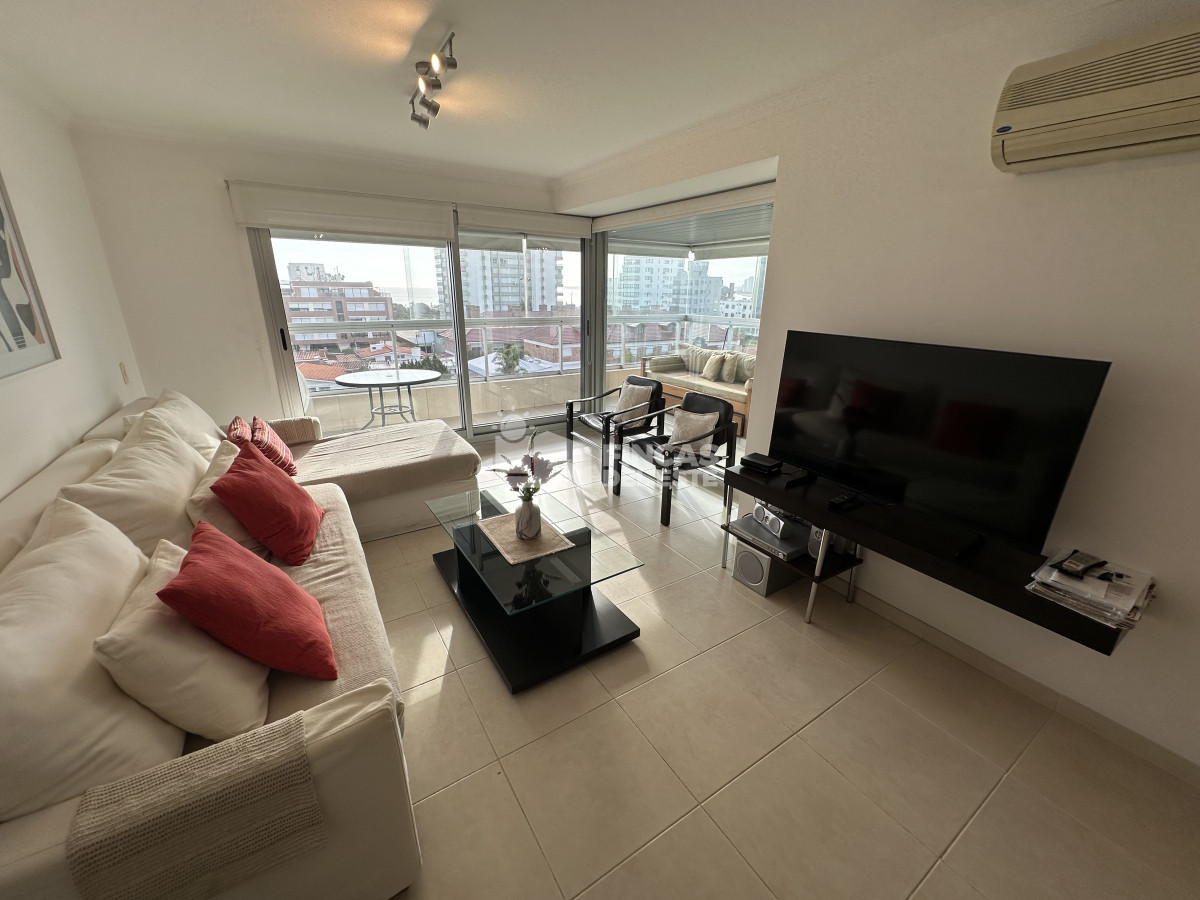 Alquiler enero - Apartamento de 2 dormitorios de terraza con parrillero Mansa Punta del Este  - FDE2396A