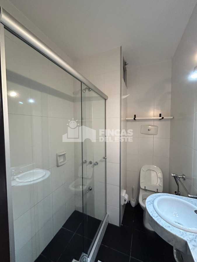 Apartamento ID.2643/Apartamento-en-alquiler-de-temporada-en-Punta-del-Este,-frente-a-la-Playa-Brava-y-con-una-espectacular-vista-al-mar-de-2-dormitorios - Apartamento en alquiler de temporada en Punta del Este, frente a la Playa Brava y con una espectacular vista al mar de 2 dormitorios