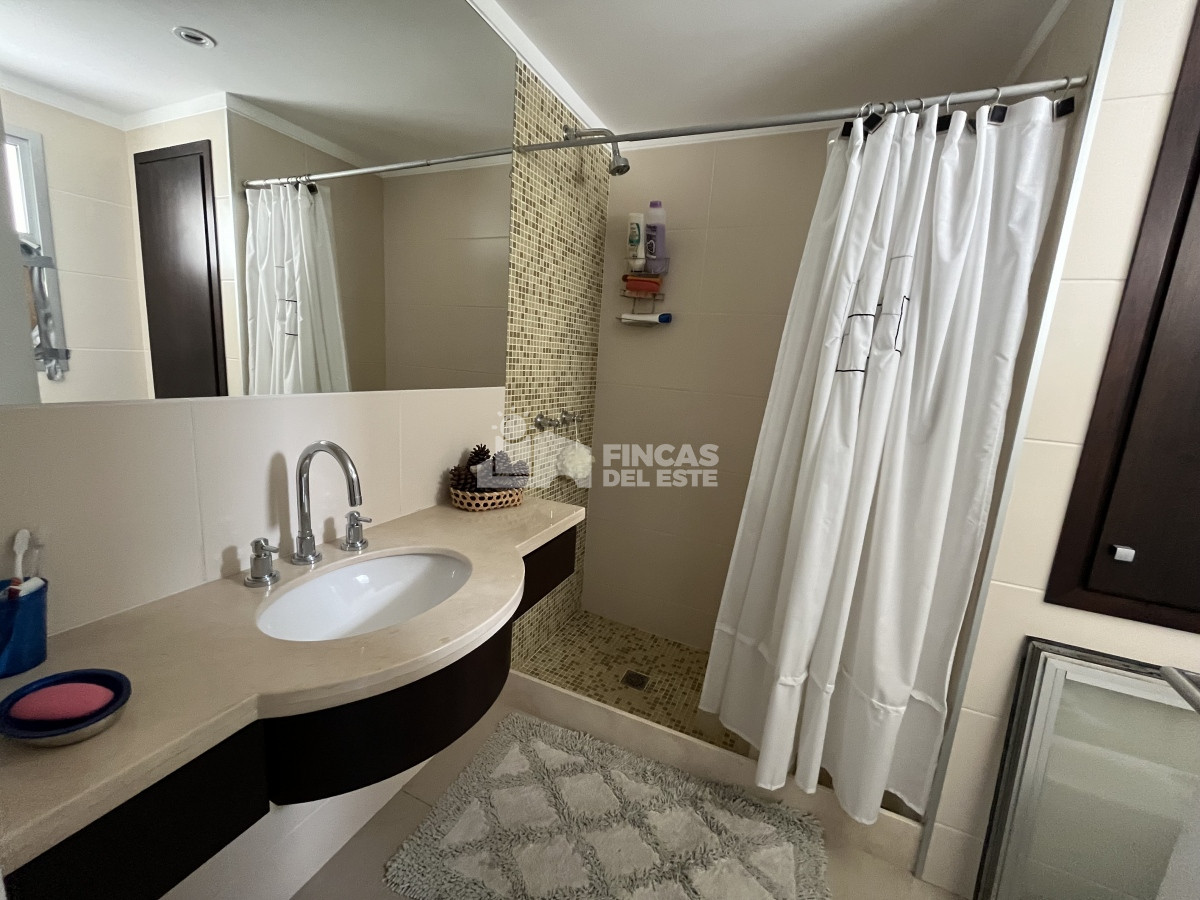 Apartamento ID.2373 - Apartamento en alquiler de 3 dormitorios + dep- vista al mar Brava Punta del Este