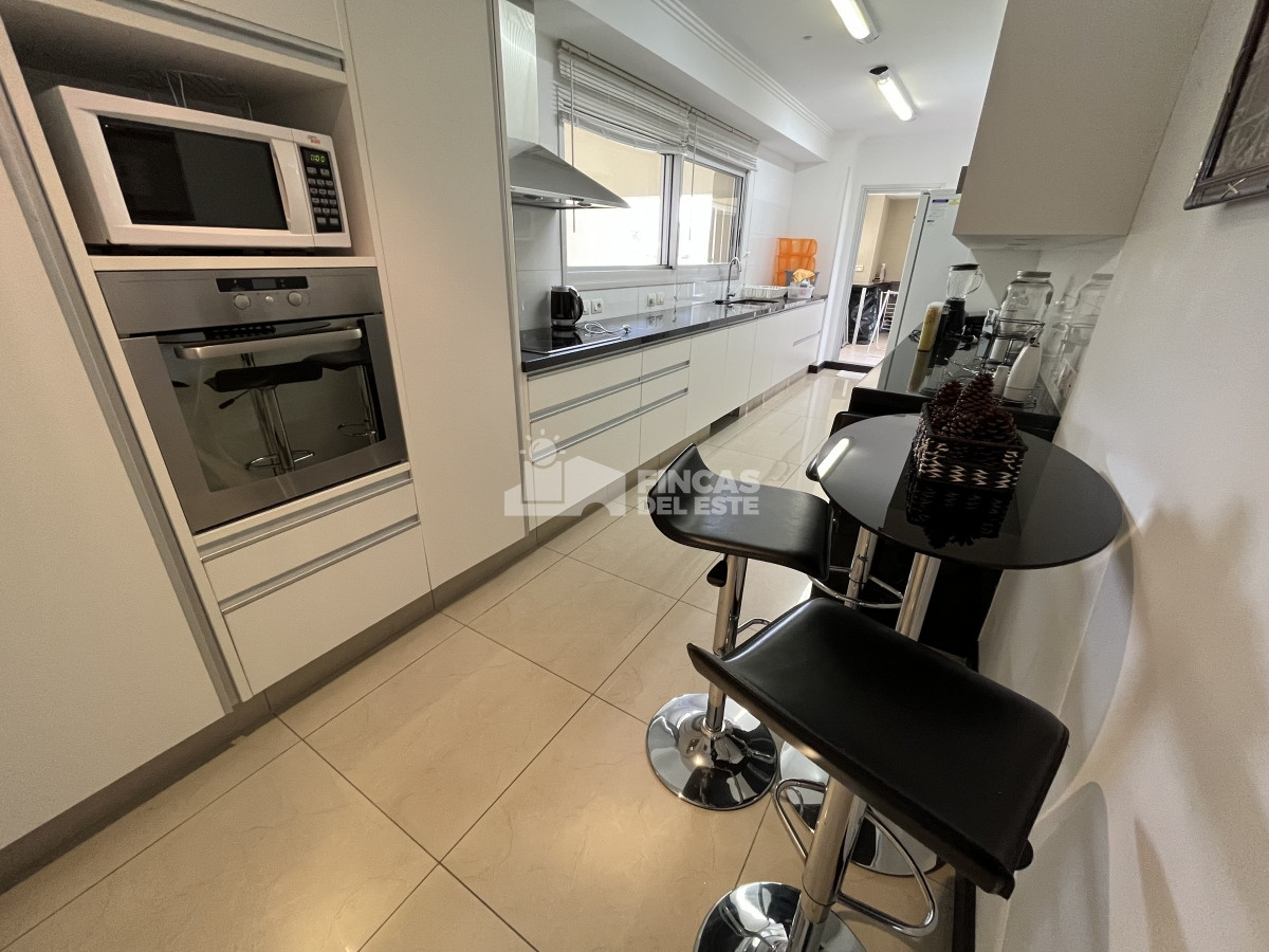 Apartamento ID.2373 - Apartamento en alquiler de 3 dormitorios + dep- vista al mar Brava Punta del Este