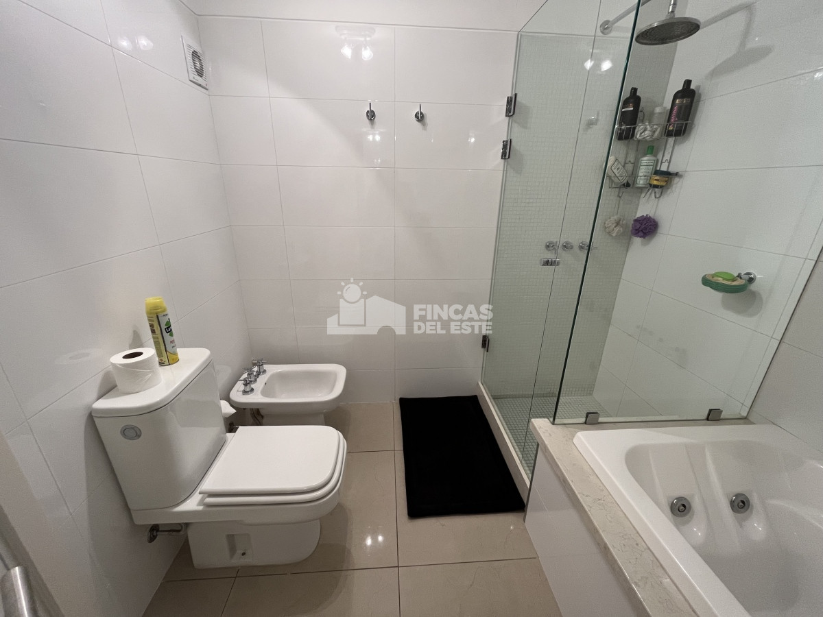 Apartamento ID.2373 - Apartamento en alquiler de 3 dormitorios + dep- vista al mar Brava Punta del Este