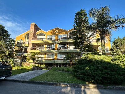 Apartamento en Alquiler de 2 Dormitorios en Playa Mansa Punta del Este