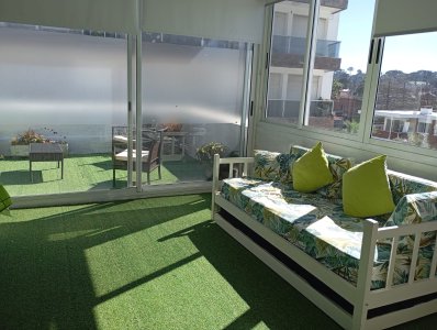 Alquiler apartamento de 1 dormitorio en primera línea mansa Punta del Este terraza con parrillero propio 