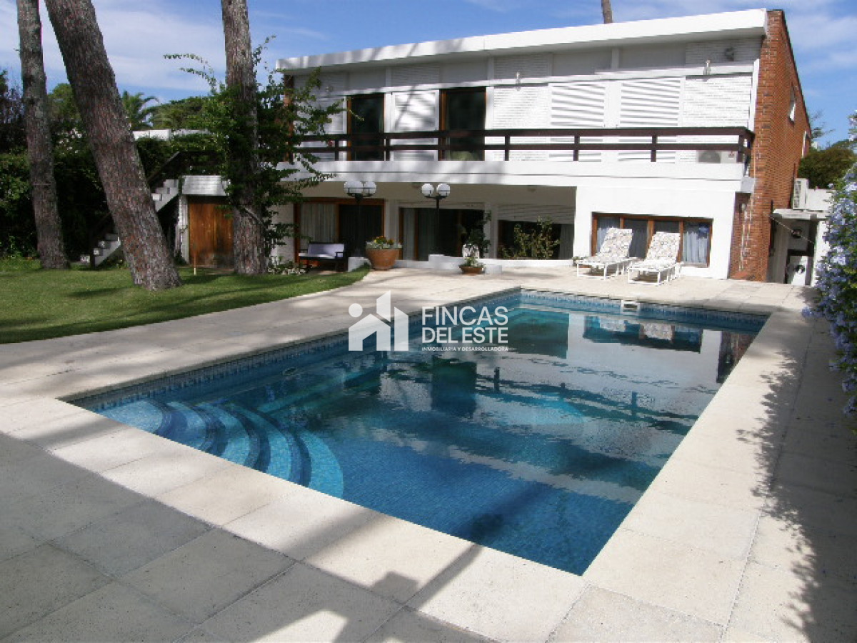 Casa ID.64/Hermosa-casa-de-4-dormitorios-y-5-baños-a-150-metros-del-mar - Hermosa casa de 4 dormitorios y 5 baños a 150 metros del mar