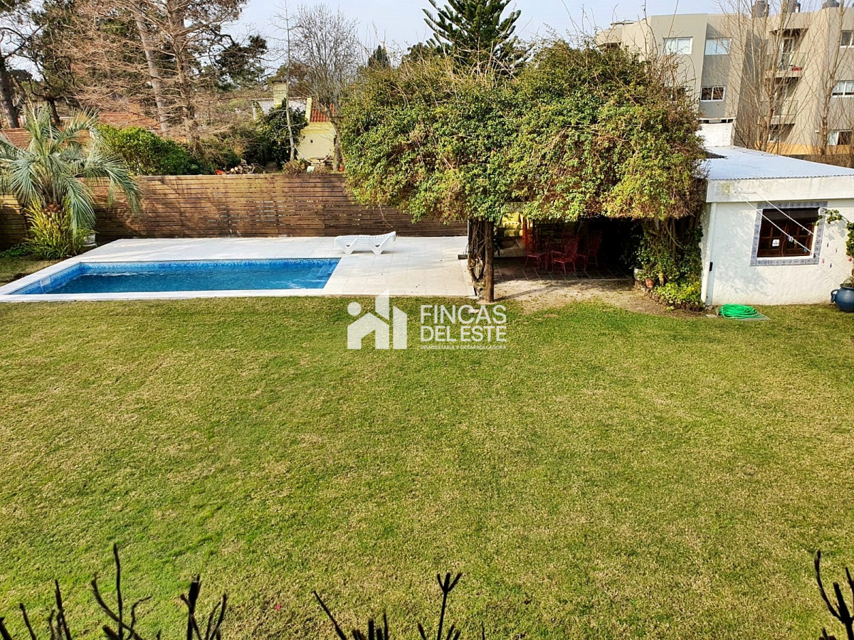 Casa ID.880/Casa-en-Las-Delicias-con-3-dormitorios-y-jardín-amplio! - Casa en Las Delicias con 3 dormitorios y jardín amplio!