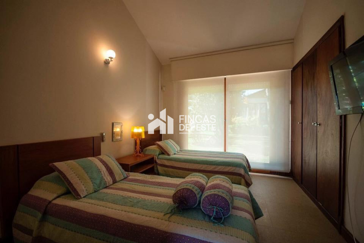 Casa ID.86/Expectacular-casa-a-metros-del-mar.-Playa-Mansa.-5-dormitorios.-5-baños. - Expectacular casa a metros del mar. Playa Mansa. 5 dormitorios. 5 baños.
