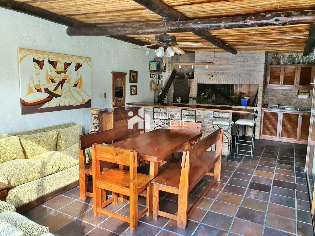 Casa ID.880/Casa-en-Las-Delicias-con-3-dormitorios-y-jardín-amplio! - Casa en Las Delicias con 3 dormitorios y jardín amplio!
