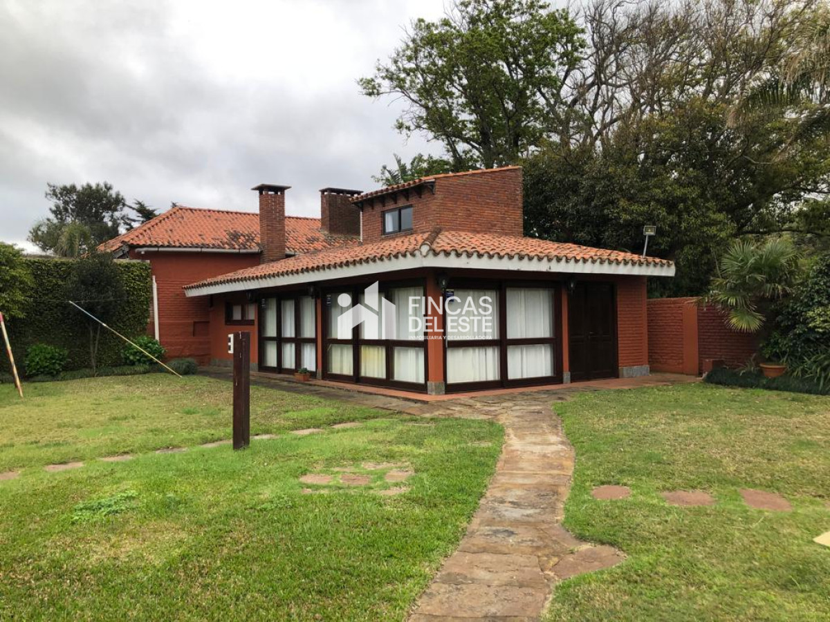Casa ID.1973/Hermosa-casa-en-alquiler-con-5-dormitorios-PUNTA-DEL-ESTE- - Hermosa casa en alquiler  con 5 dormitorios  PUNTA DEL ESTE 