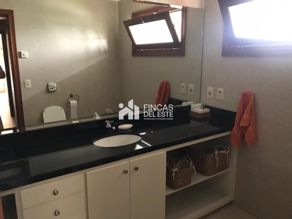 Casa ID.86/Expectacular-casa-a-metros-del-mar.-Playa-Mansa.-5-dormitorios.-5-baños. - Expectacular casa a metros del mar. Playa Mansa. 5 dormitorios. 5 baños.