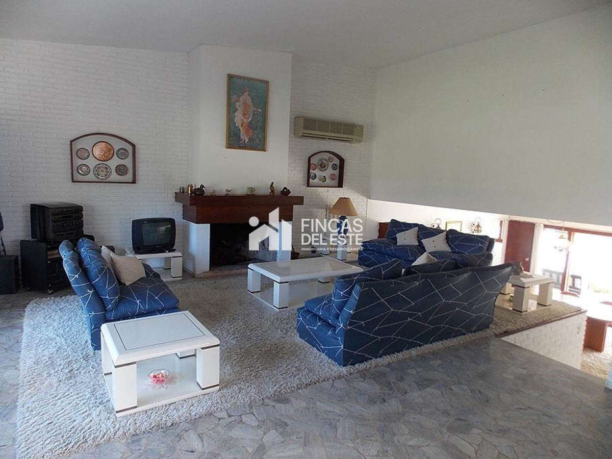 Casa ID.64/Hermosa-casa-de-4-dormitorios-y-5-baños-a-150-metros-del-mar - Hermosa casa de 4 dormitorios y 5 baños a 150 metros del mar