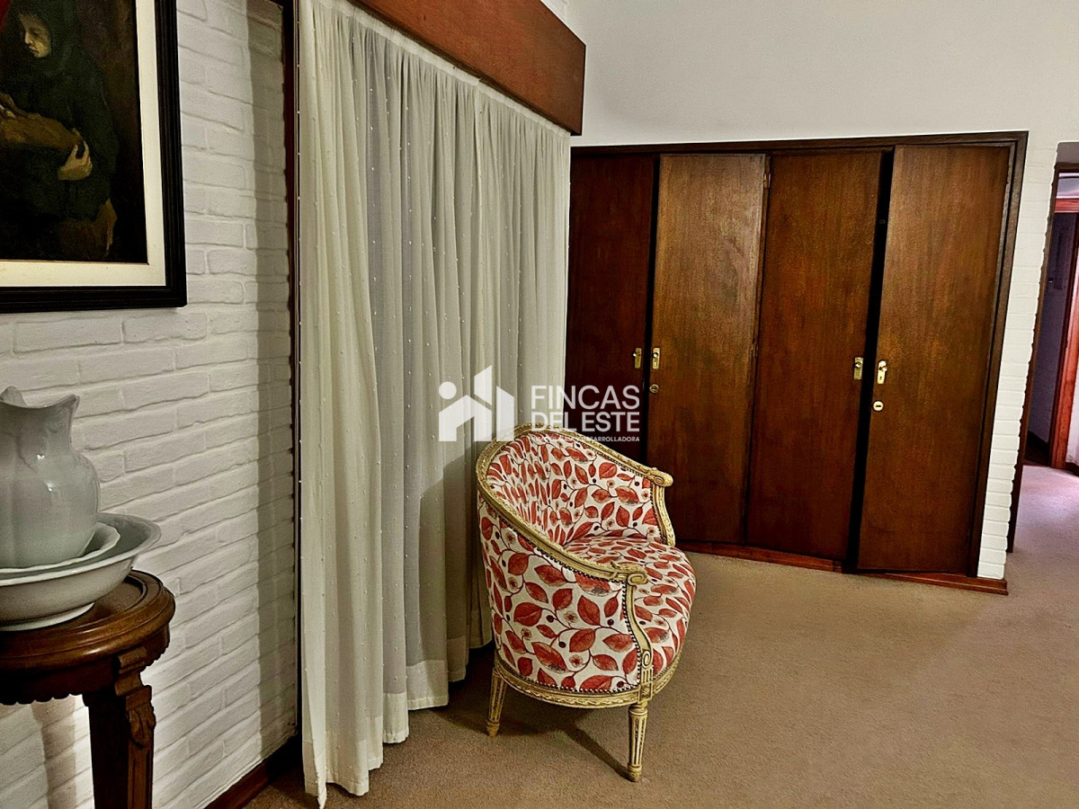 Casa ID.1973/Hermosa-casa-en-alquiler-con-5-dormitorios-PUNTA-DEL-ESTE- - Hermosa casa en alquiler  con 5 dormitorios  PUNTA DEL ESTE 