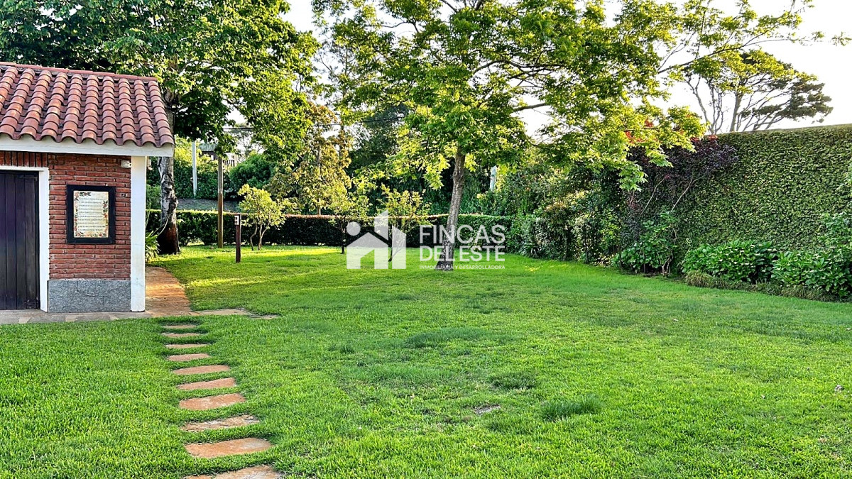 Casa ID.1973/Hermosa-casa-en-alquiler-con-5-dormitorios-PUNTA-DEL-ESTE- - Hermosa casa en alquiler  con 5 dormitorios  PUNTA DEL ESTE 