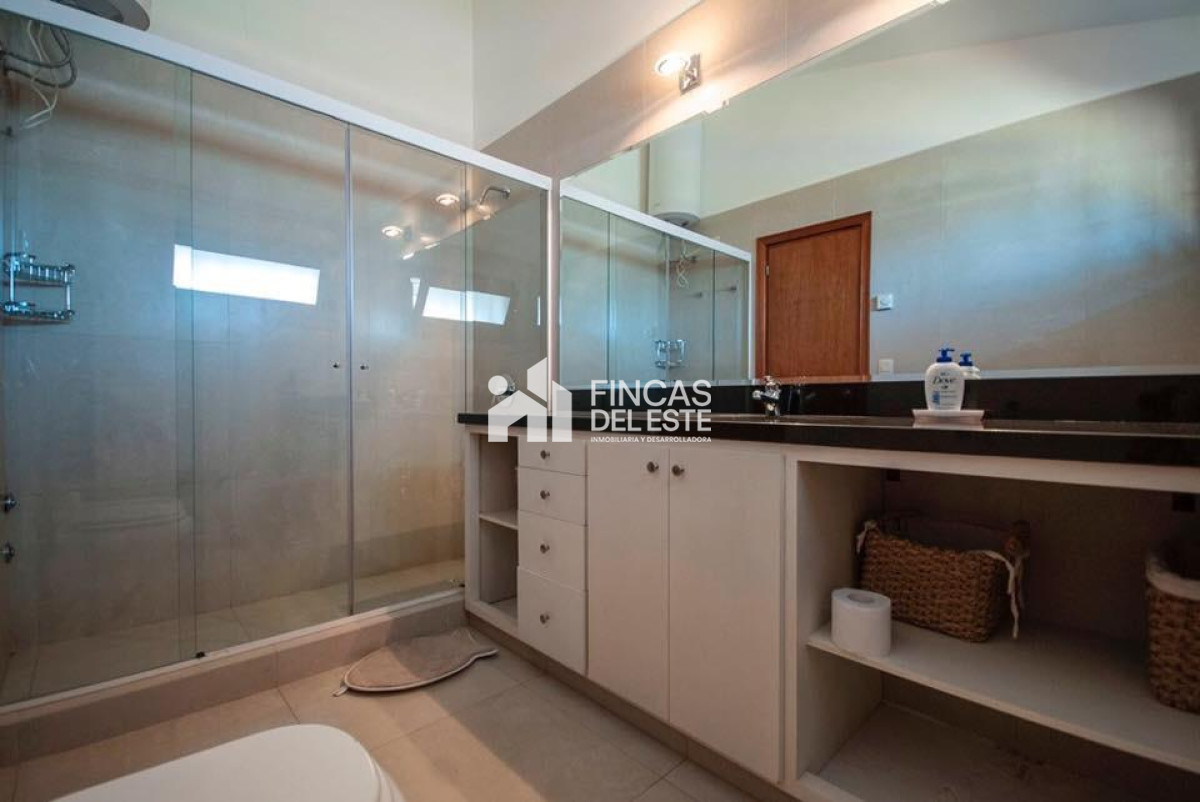 Casa ID.86/Expectacular-casa-a-metros-del-mar.-Playa-Mansa.-5-dormitorios.-5-baños. - Expectacular casa a metros del mar. Playa Mansa. 5 dormitorios. 5 baños.