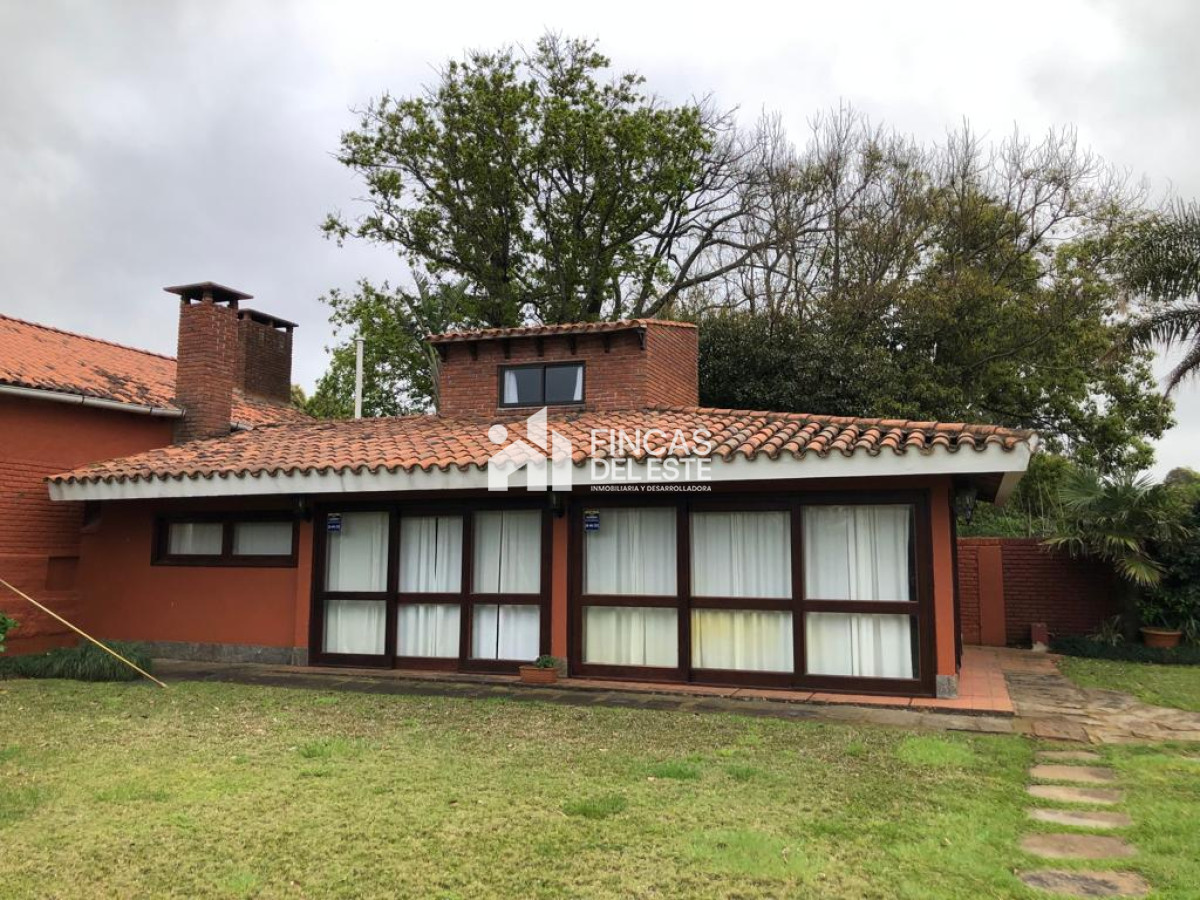 Casa ID.1973/Hermosa-casa-en-alquiler-con-5-dormitorios-PUNTA-DEL-ESTE- - Hermosa casa en alquiler  con 5 dormitorios  PUNTA DEL ESTE 