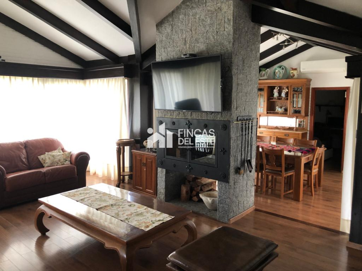 Casa ID.1973/Hermosa-casa-en-alquiler-con-5-dormitorios-PUNTA-DEL-ESTE- - Hermosa casa en alquiler  con 5 dormitorios  PUNTA DEL ESTE 