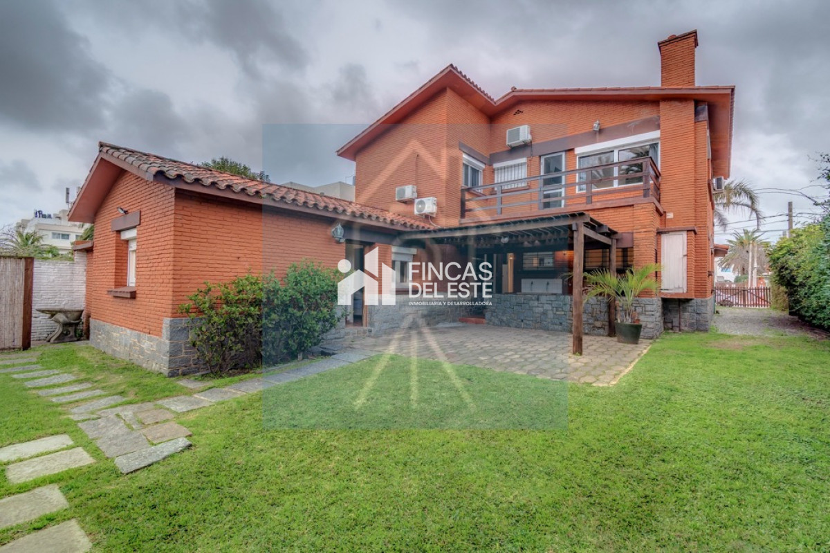 Casa ID.2880/Casa-en-alquiler-anual-y-venta!-ubicación-única - Casa en alquiler anual y venta! ubicación única
